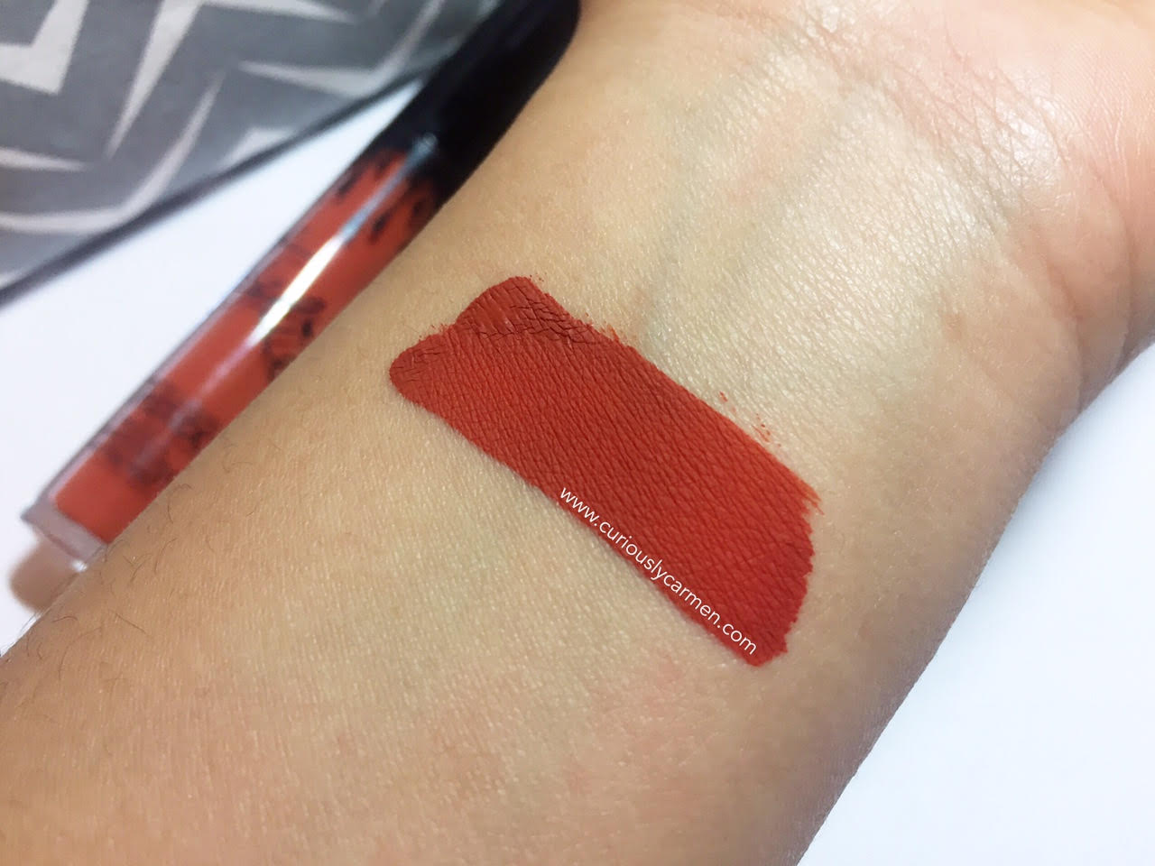 kylie-matte-lipstick-22-swatch